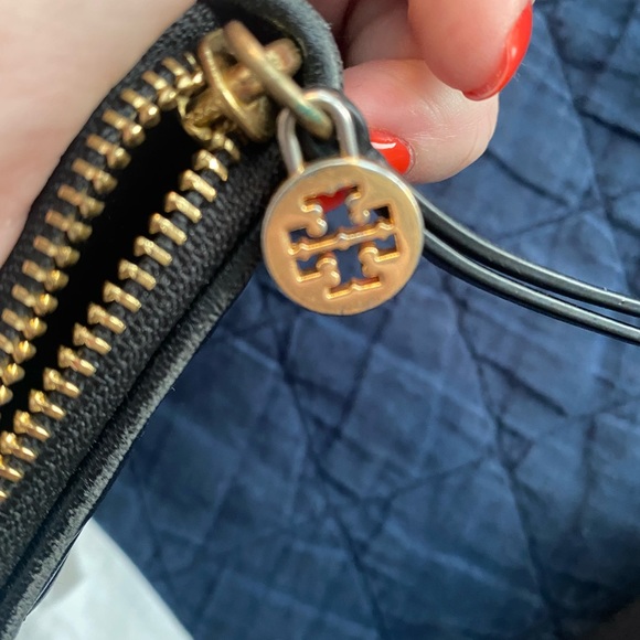 Tory Burch Fleming Wallet zip around - Picture 5 of 5